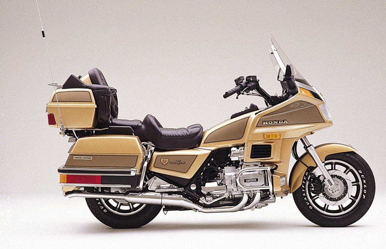 <div class='descrGalleryTitle'>1985: GL1200 Limited Edition</div><div class='descrGalleryText'><p>Il posizionamento di mercato della Gold Wing nasce dal suo discostarsi rispetto agli standard. Da qui la presentazione della GL1200 senza carena e della GL1200 Limited Edition, completa di iniezione elettronica computerizzata, impianto audio stereofonico con quattro altoparlanti, controllo della velocità di crociera, sospensione posteriore con autoregolazione del livello, computer da viaggio elettronico multifunzione e speciale vernice dorata metallizzata.<br>
</p>
</div>